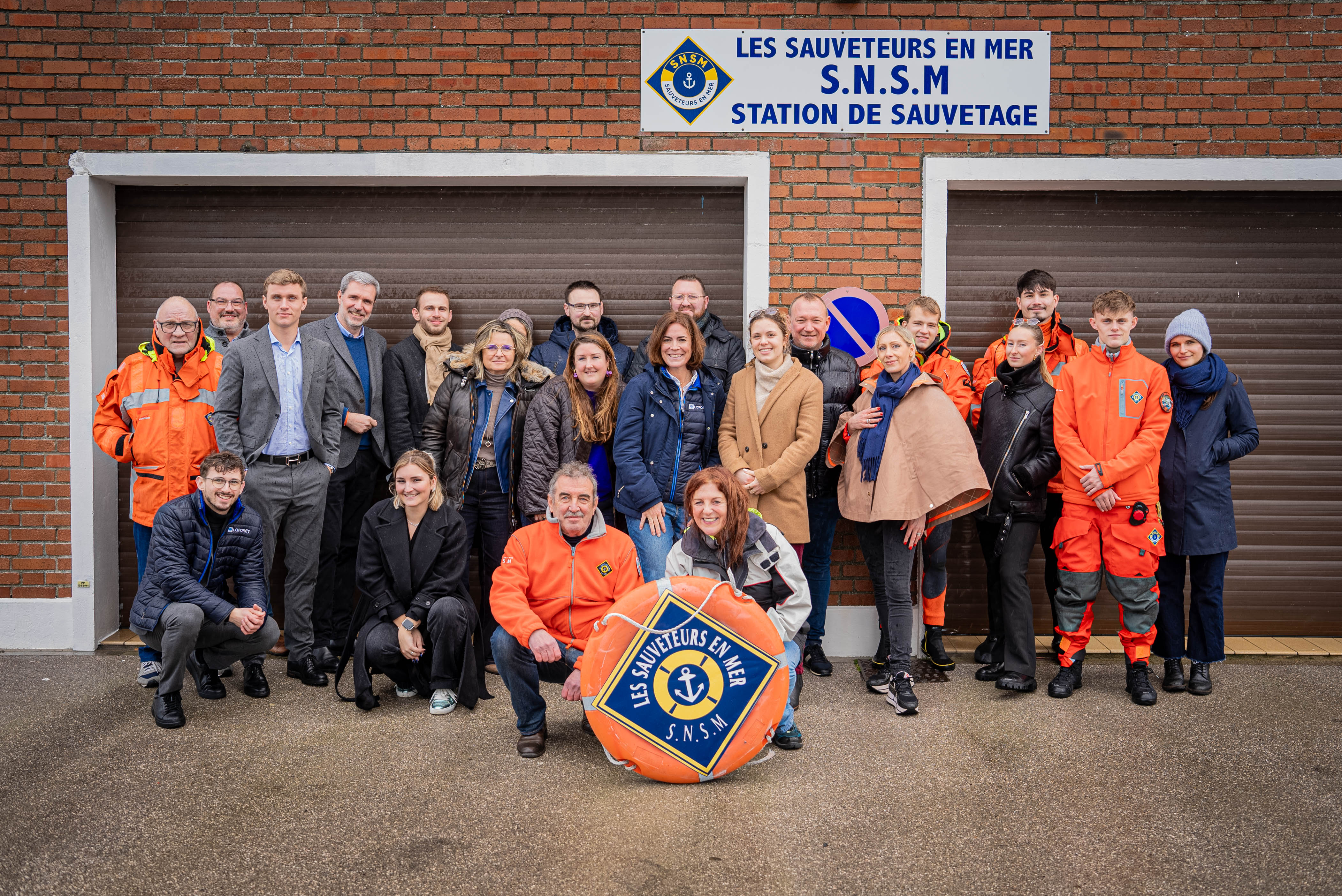 équipes de SNSM & Laforêt France suite à la construction d’un ponton pour sauvetage Equipes de SNSM & Laforêt France suite à la construction d'un ponton pour sauvetage